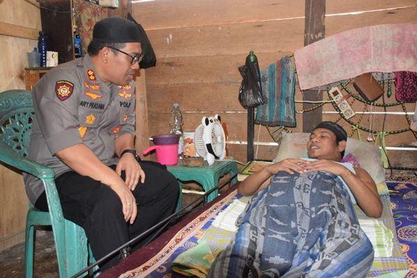 Kapolres Bone berikan bantuan kepada Warga penderita Lumpuh Menahun