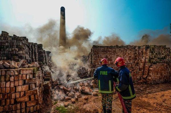 Bangladesh merobohkan tempat pembakaran bata untuk memerangi kabut asap beracun