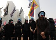 Dukung Muslim Uighur, Demonstran Hong Kong Bentrok dengan Polisi anti huru hara