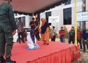 Pasangan Mesum di Aceh Pingsan saat menerima 100 kali Hukuman Cambuk