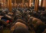 Sholat Jumat pertama di Masjid Agung bersejarah Kashmir setelah empat bulan