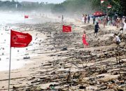 18 Ton sampah dikumpulkan selama pembersihan di pantai Kuta Bali