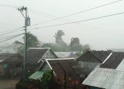 Topan yang kuat merobek atap, membanjiri bagian-bagian Filipina