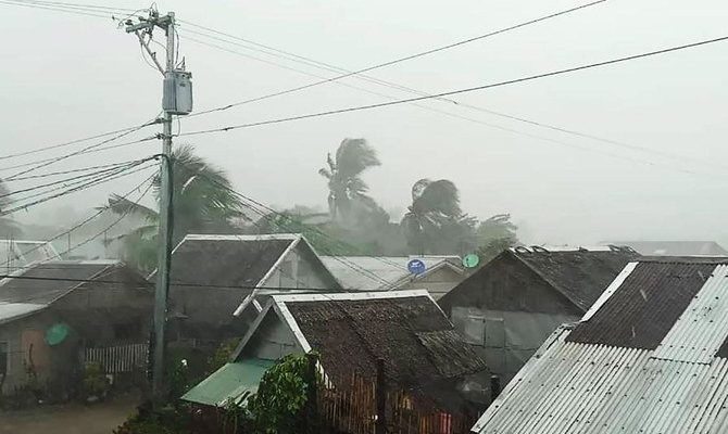 Topan yang kuat merobek atap, membanjiri bagian-bagian Filipina