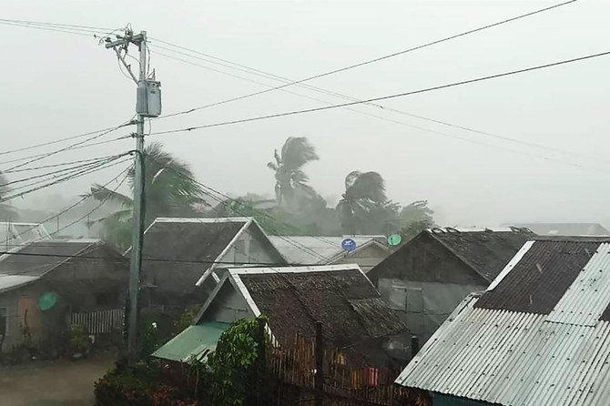 Topan yang kuat merobek atap, membanjiri bagian-bagian Filipina
