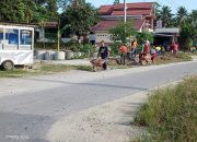 Kades Bersama Warga Desa Sindu Agung Gotong Royong Bersih-bersih Jalan Lingkungan