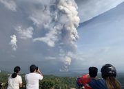 Gunung berapi kecil mengeluarkan asap dan abu, penduduk desa melarikan diri