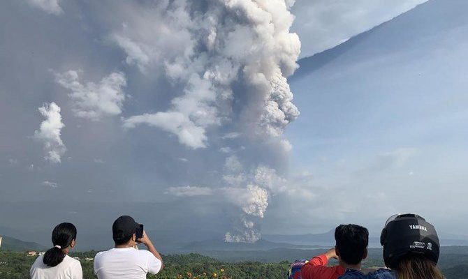 Gunung berapi kecil mengeluarkan asap dan abu, penduduk desa melarikan diri