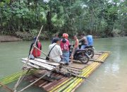 Setelah Jembatan Putus, Warga Meragun Menyeberangi Sungai Gunakan Rakit