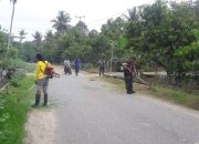 Peduli Lingkungan, Babinsa Koramil Wotu Bersama Warga Desa Lewonu Bersihkan Jalan Desa