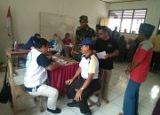 Babinsa Koramil 05/Bastem Dampingi Petugas Kesehatan Beri Pengobatan Gratis Pada Warga