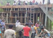 Wujud Karya Bakti, Babinsa Bantu Warga Pengecoran Rumah Ibadah di Desa Pantilang Luwu