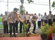 Polres Sekadau Beserta Jajaran Gelar Aksi Tanam Pohon di Lingkungan Mako
