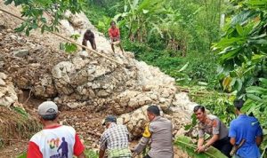Bersama Warga, Polisi Kembali Turun Kerja Bakti Bersihkan Material Longsor di Malimbong Balepe