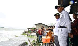 Gubernur Sulsel Kunjungi Rumah Warga Terdampak Abrasi, Kepala BPBD Takalar Sampaikan Ini