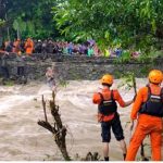 Aksi Heroik Anggota Brimob Selamatkan Warga Terjebak Banjir di Barru