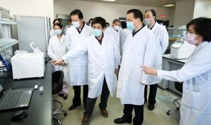 China melaporkan 304 kematian akibat virus korona dan memecat pejabat karena pekerjaan yang buruk