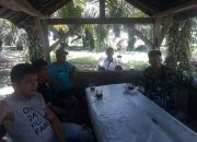 Sambangi Petani Sawit di Desa Tarengge, Babinsa Koramil Wotu Lakukan Komsos