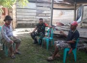 Tingkatkan Kemanunggalan TNI-Rakyat, Babinsa Koramil Wotu Intens Komsos dengan Warga Desa Asana