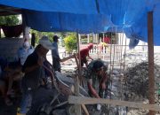 Babinsa Koramil Wotu Bantu Warga Buat Pondasi Rumah di Desa Kanawatu