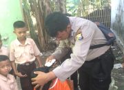 Bhabinkamtibmas Desa Mangindara Lakukan Cukur Gratis Bagi Pelajar