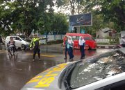 Walau Diguyur Hujan, Personil Satlantas Polres Takalar Tetap Semangat Atur Lalin