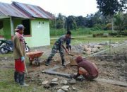Babinsa dan Warga Gotong Royong Bangun Pondasi Lapangan Takraw di Desa Kanawatu