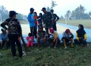 Babinsa Desa Kanawatu Gotong Royong Bersama Pemuda FKPPI di Wotu