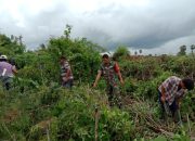 Peduli Lingkungan, Babinsa Paddinging Bersama Masyarakat Bersihkan Jalan Desa