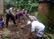 Wujud Sinergitas, Bhabinkamtibmas Parambambe Kerja Bakti Bersama Warga