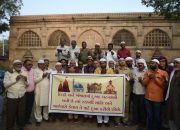 Muslim India berdo’a di masjid masjid yang di Bom Api Ketika Korban Kerusuhan bertambah