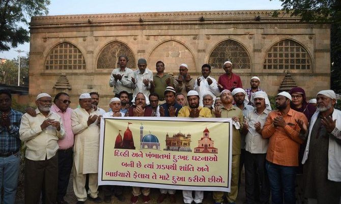 Muslim India berdo'a di masjid masjid yang di Bom Api Ketika Korban Kerusuhan bertambah