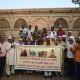 Muslim India berdo'a di masjid masjid yang di Bom Api Ketika Korban Kerusuhan bertambah