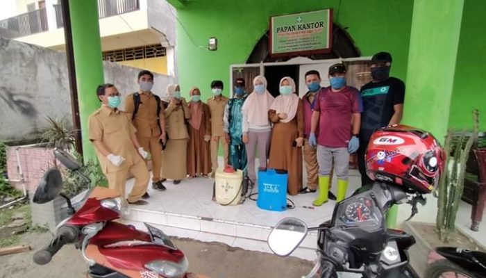 Cegah Penyebaran COVID-19, PKM Barana Semprotkan Desinfektan di Desa Beroanging