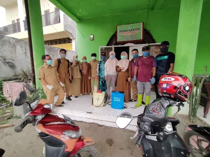 Cegah Penyebaran COVID-19, PKM Barana Semprotkan Desinfektan di Desa Beroanging