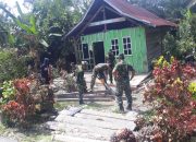 Wujud Kepedulian, Personil Koramil Wotu Gotong Royong Perbaiki Rumah Warga Desa Tarengge Luwu Timur