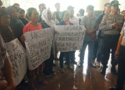 Datangi Kantor Bupati, Warga Kima Bajo Meminta Plt Hukum Tua Di Lengser