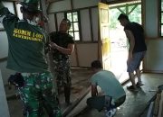 Implementasikan Giat Bhakti TNI, Koramil Wotu Karya Bakti Perbaiki Rumah Warga