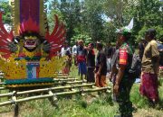 Babinsa Koramil Wotu Antar Jenazah Warga ke Tempat Ngaben di Desa Benteng