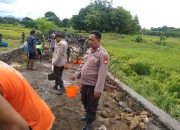 Dukung TMMD ke 107, Personil Polsek Polsel Ikut Bantu TNI Bangun Jalan di Rajaya