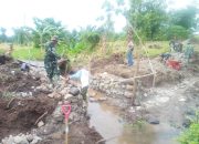 Satgas TMMD ke-107 Takalar Bahu Membahu dengan Masyarakat Kerjakan Pondasi Jembatan