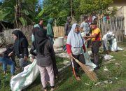 Waspadai Penularan Virus Corona, Bhbinkamtibmas Laikang Bersama Warga Bersihkan Lingkungan