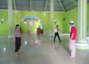 Cegah Penyebaran Covid-19, Personel Polsek Polsel Lakukan Penyemprotan Disinfektan di Beberapa Mesjid