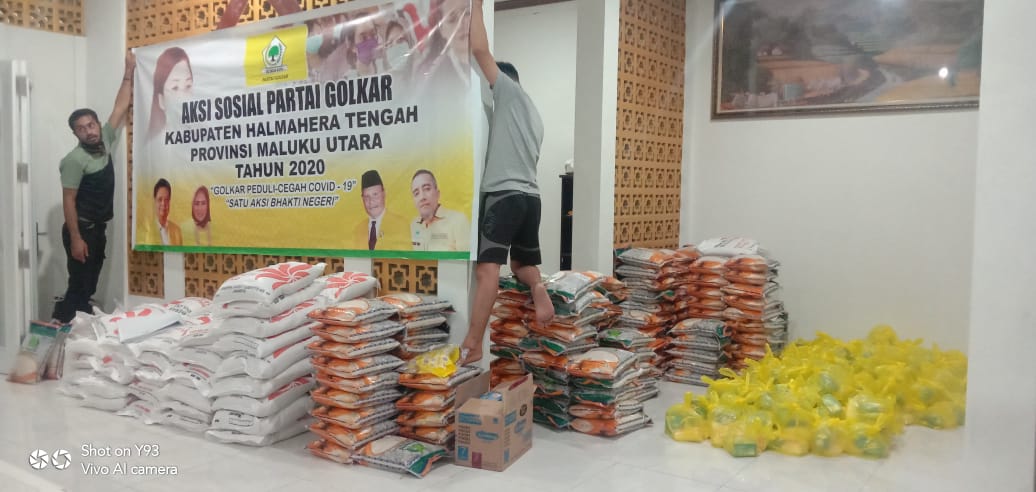 Hadapi Virus Corona, DPD II Partai Golkar Halteng Bagikan Sembako dan Masker