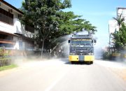 Polres Semprotkan Disinfektan Secara Massal di Kota Sekadau