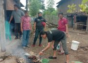 Bakar Ikan Bersama, Tumbuhkan Keakraban Wartawan dan Satgas TMMD Takalar