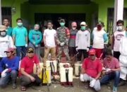 Babinsa bersama Pemdes Laro Seprotkan Disinfektan Untuk Mencegah Penyebaran Covid-19