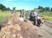 TNI dan Warga Kebut Pengerjaan Fisik Program TMMD ke 107 Takalar