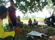 Anggota Satgas TMMD Manfaatkan Waktu Istirahat Bercengkrama Dengan Warga