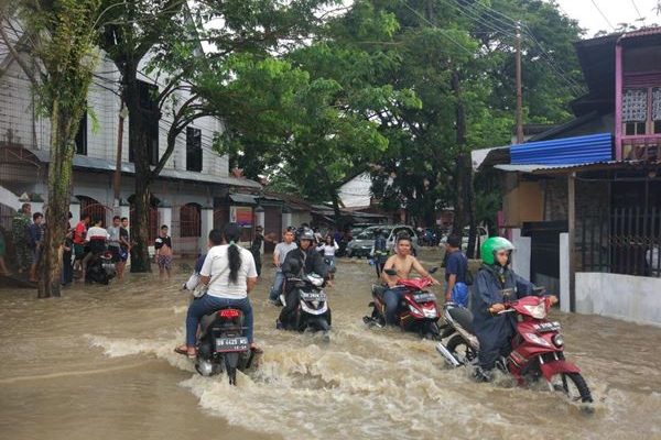 Seharian Diguyur Hujan, jalan raya Bailang kecamatan Bunaken Terendam Banjir